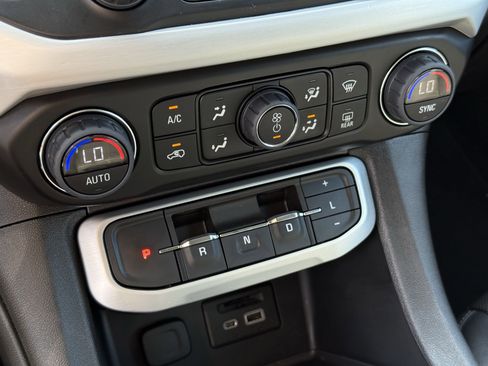 Used 2023 GMC Acadia SLT image 22