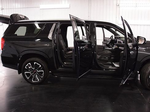 Used 2024 GMC Yukon XL Denali w/ Advanced Technology Package image 35