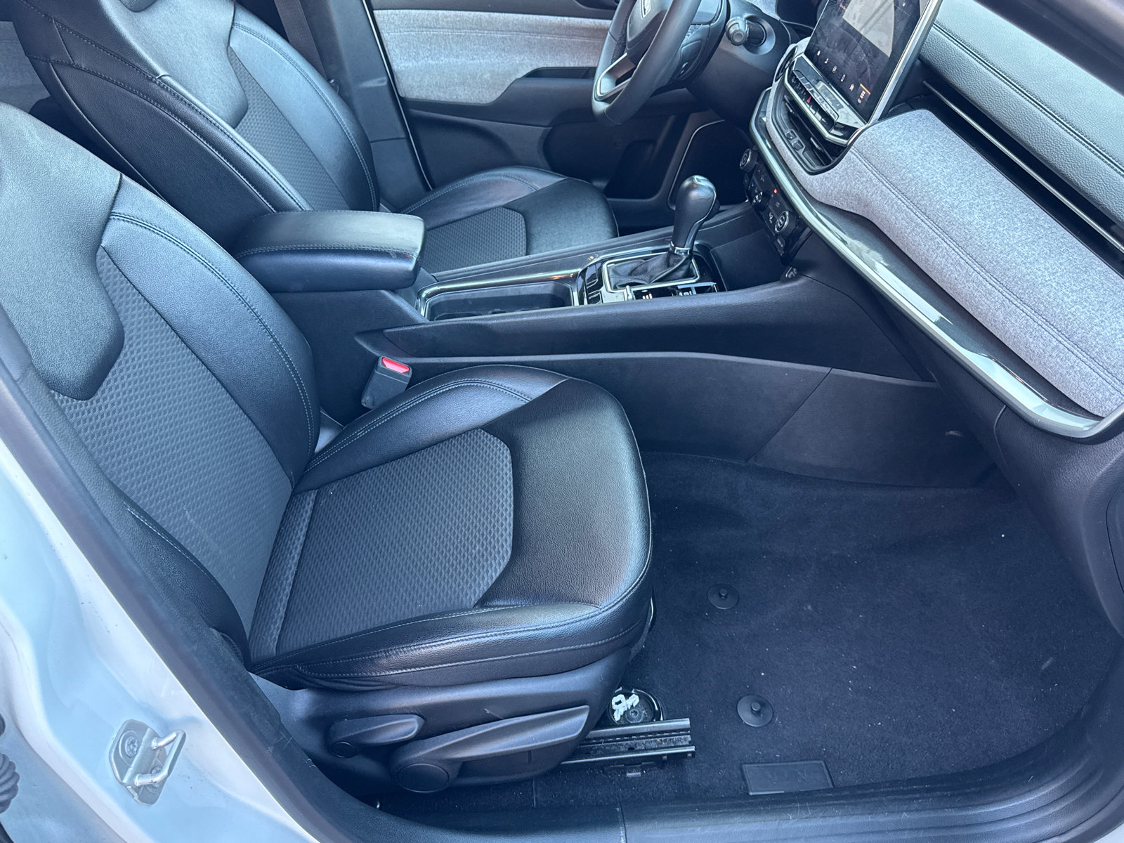Used 2024 Jeep Compass Latitude AWD/4WD image 14