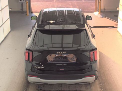 Used 2025 Kia Sorento LX FWD image 8