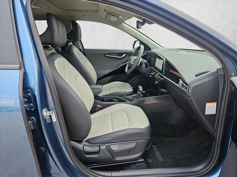 Used 2024 Kia Niro SX Touring image 23