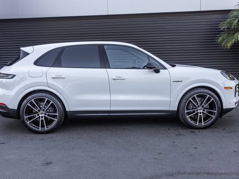 Certified 2025 Porsche Cayenne image 10