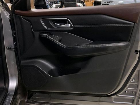 Used 2021 Nissan Rogue SV w/ Premium Package image 21