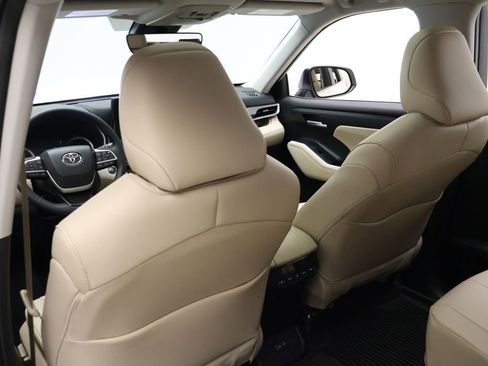 Used 2024 Toyota Highlander XLE FWD image 20
