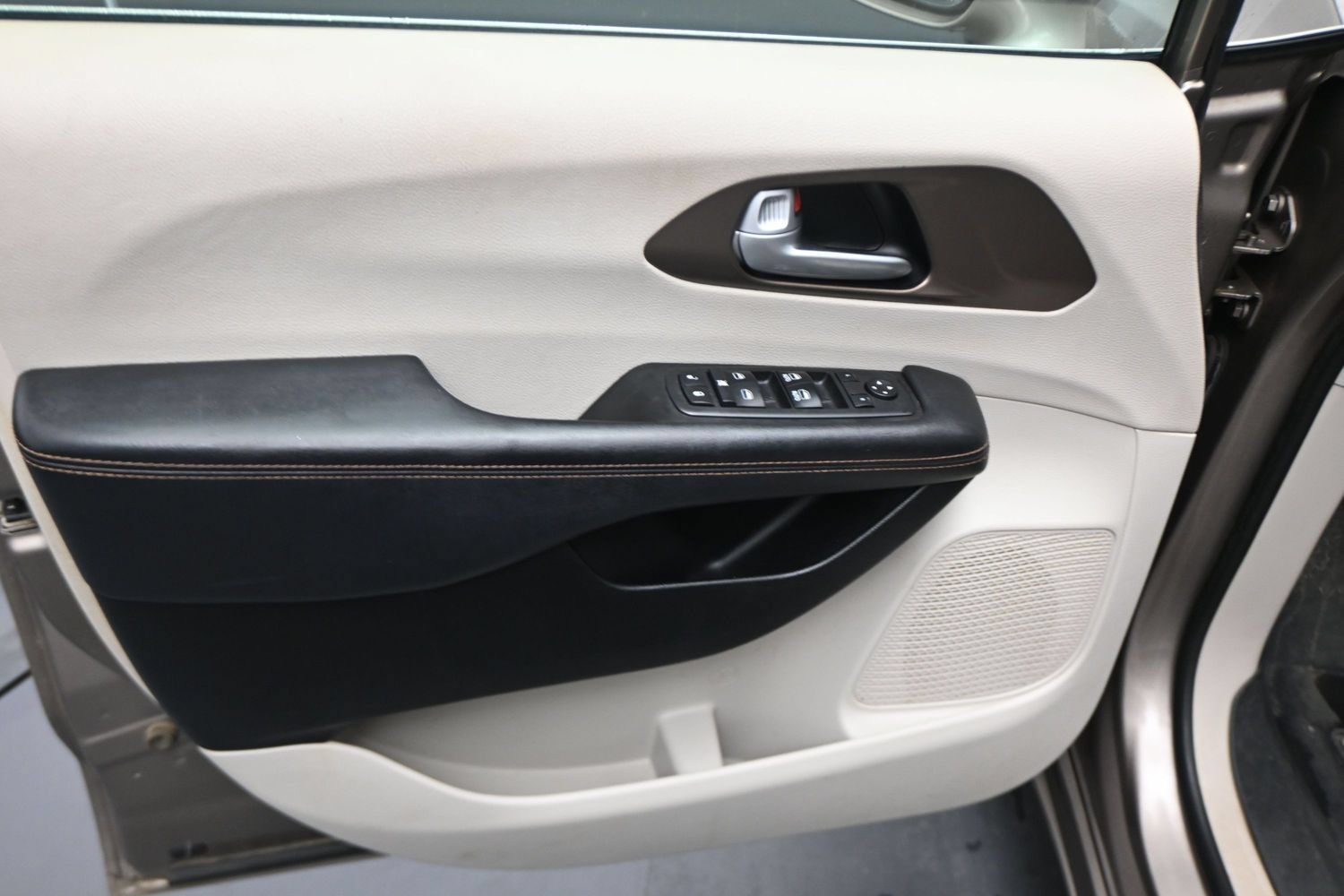 Used 2017 Chrysler Pacifica Touring-L w/ Tire & Wheel Group FWD image 7
