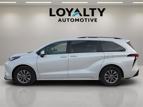 Used 2022 Toyota Sienna XLE image 2