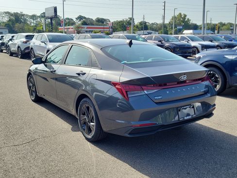 Used 2023 Hyundai Elantra Blue FWD image 4
