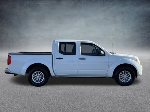 Used 2016 Nissan Frontier SV image 2