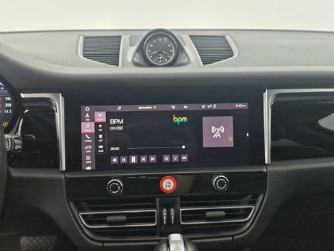 Certified 2022 Porsche Macan AWD/4WD image 18