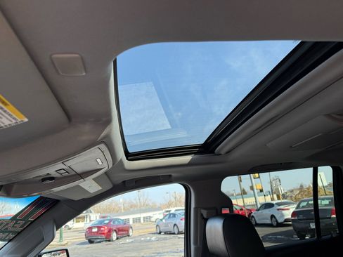 Used 2017 GMC Yukon XL SLT w/ Open Road Package image 10