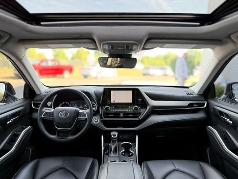 Used 2023 Toyota Highlander XLE image 2