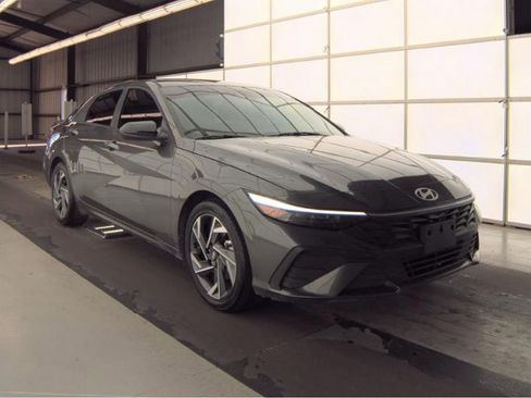 Used 2025 Hyundai Elantra Sport image 4