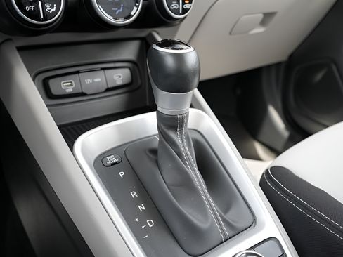 Certified 2023 Hyundai Venue SEL FWD image 28
