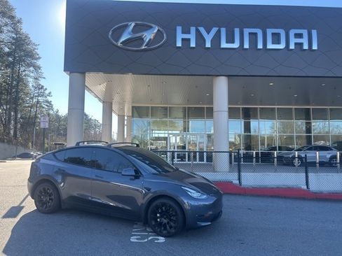 Used 2022 Tesla Model Y Long Range image 1