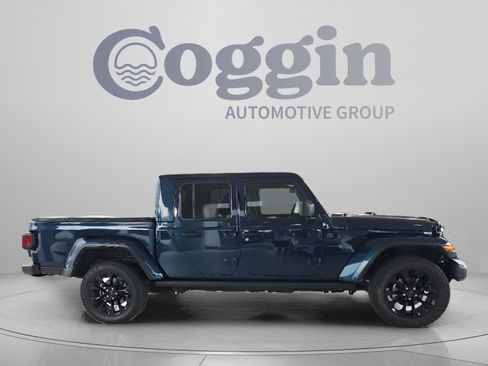 Used 2025 Jeep Gladiator Sport AWD/4WD image 6