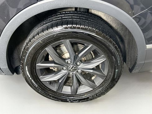 Used 2024 Volkswagen Tiguan SE image 11