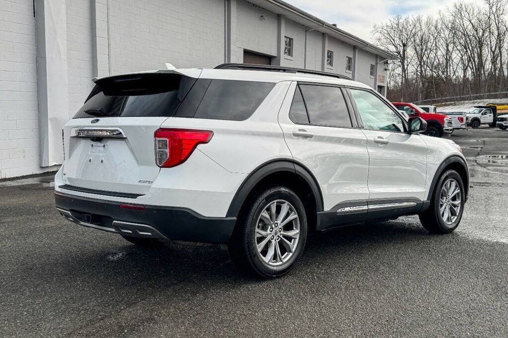 Used 2022 Ford Explorer XLT w/ Equipment Group 202A AWD/4WD image 3