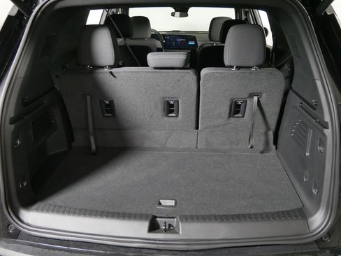 Used 2025 Chevrolet Traverse LT image 18