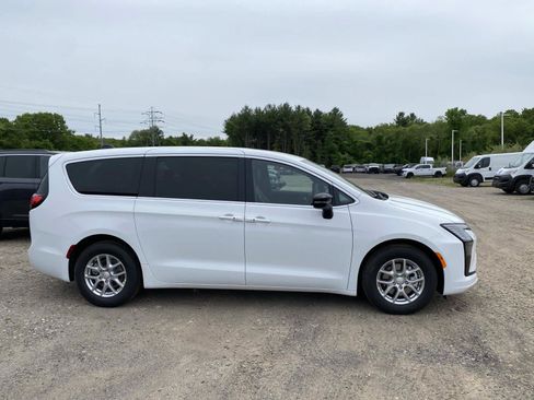 New 2027 Chrysler Pacifica Select FWD image 2
