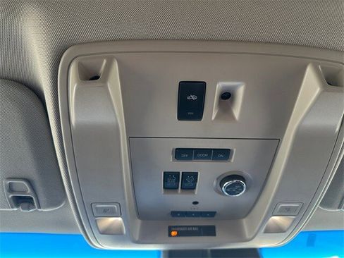 Used 2017 Chevrolet Suburban Premier image 17