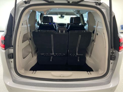 Used 2024 Chrysler Pacifica Touring-L image 7