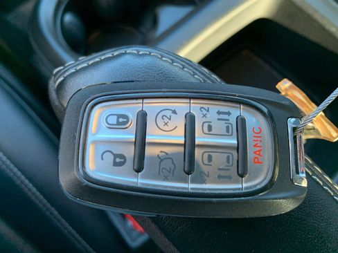 Used 2025 Chrysler Pacifica Select image 27