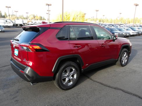 Used 2022 Toyota RAV4 LE image 5