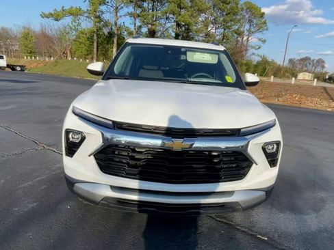 Used 2024 Chevrolet TrailBlazer LT w/ Driver Confidence Package image 3