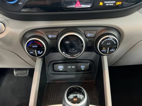 Used 2025 Hyundai Venue SEL FWD image 16