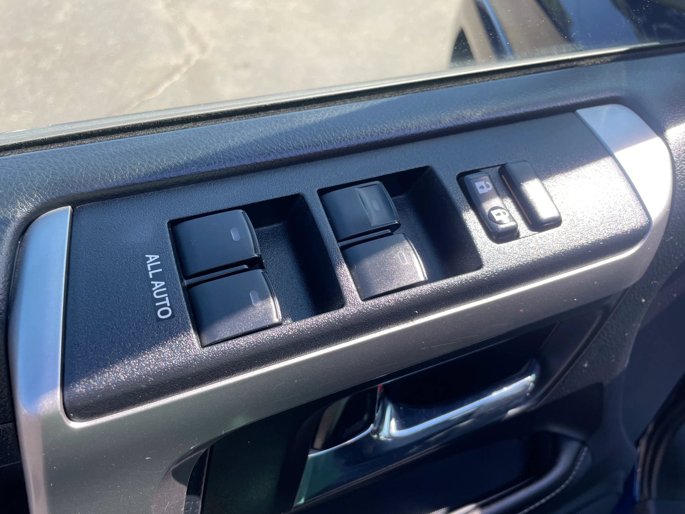 Used 2016 Toyota 4Runner SR5 AWD/4WD image 11