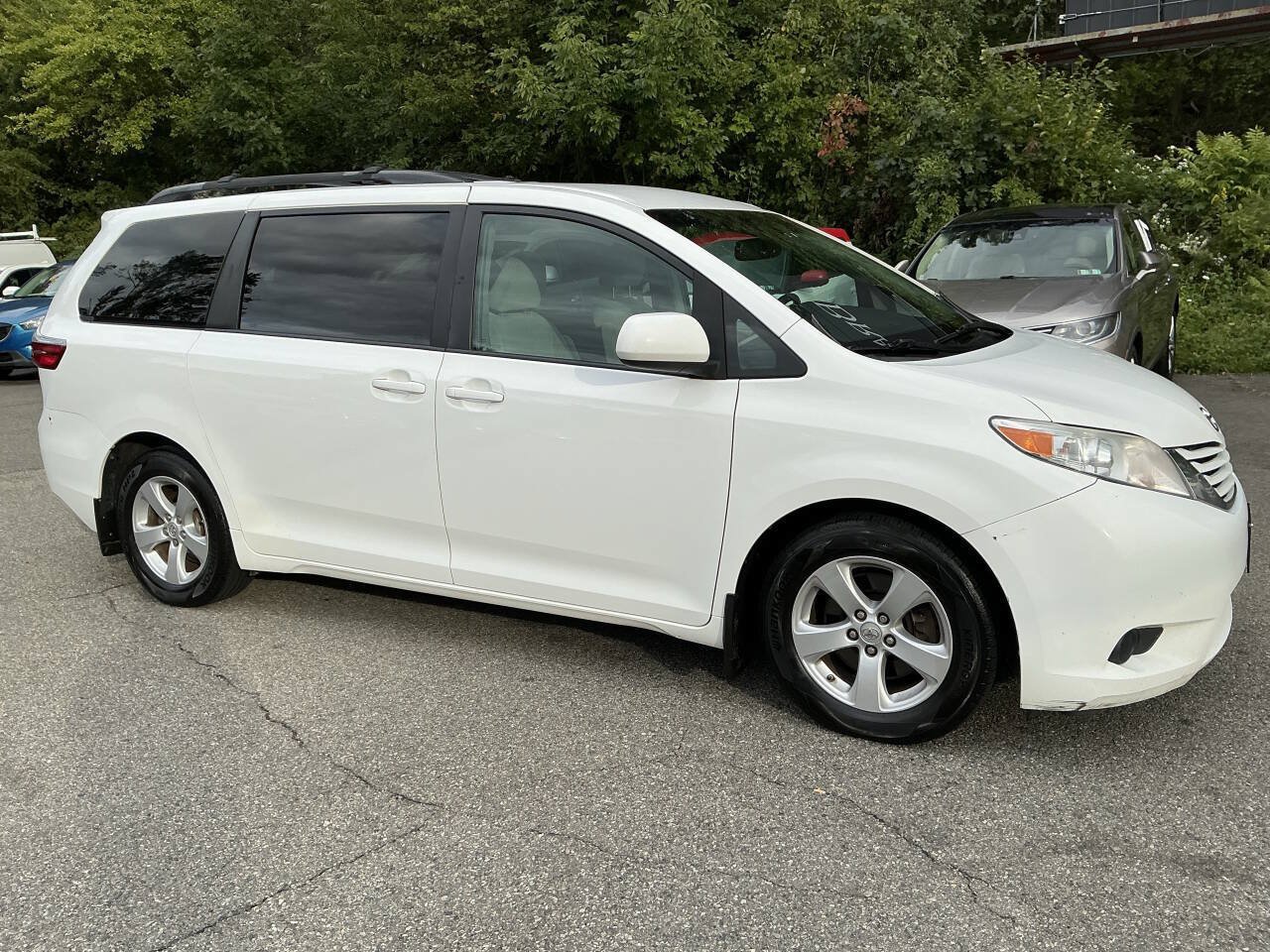 Used 2017 Toyota Sienna LE FWD image 3