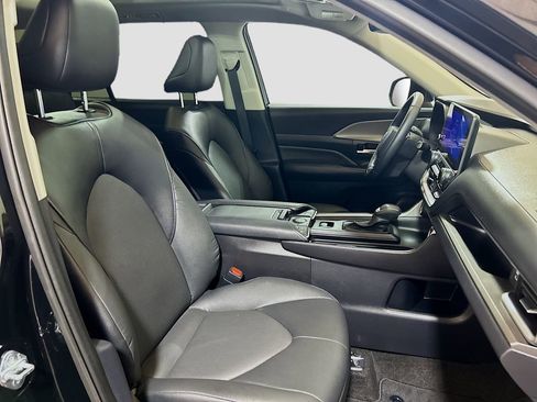 Used 2025 Toyota Grand Highlander AWD image 27