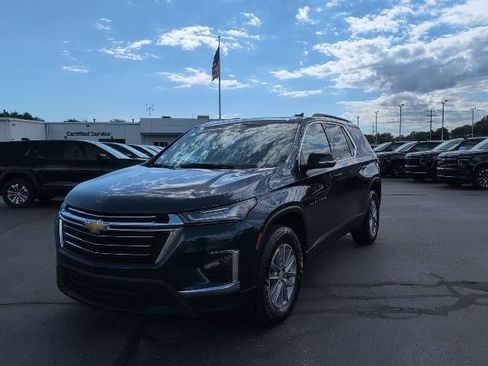 Used 2022 Chevrolet Traverse LT FWD image 1