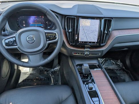 Used 2023 Volvo XC60 B5 Plus image 16