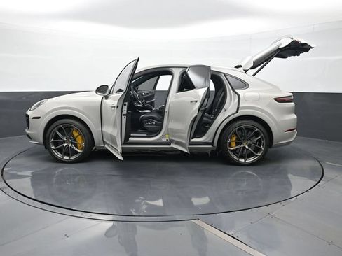 Certified 2021 Porsche Cayenne Turbo S w/ Lightweight Sport Package AWD/4WD image 30