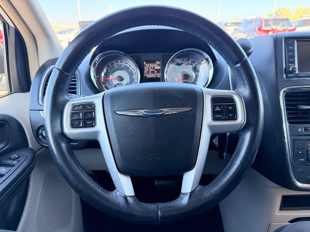 Used 2014 Chrysler Town & Country Touring FWD image 22