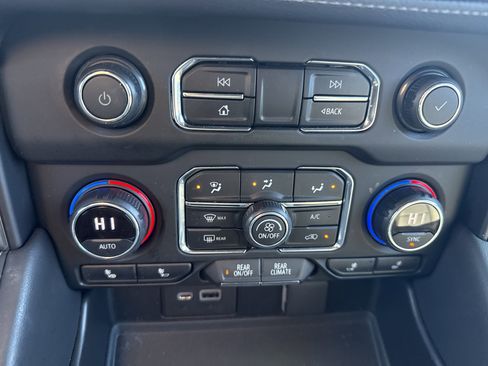 Used 2021 Chevrolet Suburban LT w/ LT Signature Package image 28