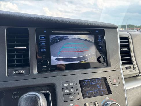 Used 2017 Toyota Sienna LE FWD image 27