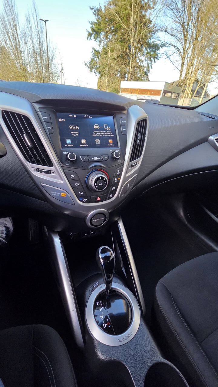 Used 2017 Hyundai Veloster FWD image 12