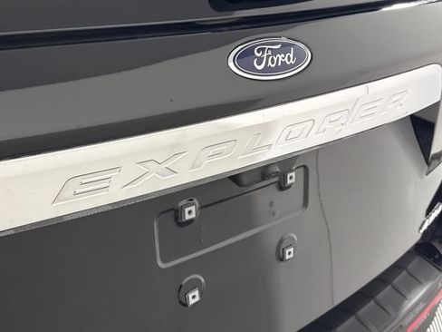 Used 2023 Ford Explorer XLT AWD/4WD image 18