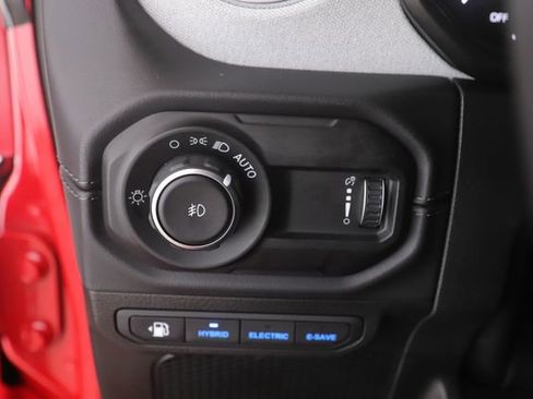 Used 2025 Jeep Wrangler Unlimited Sahara w/ Safety Group image 18