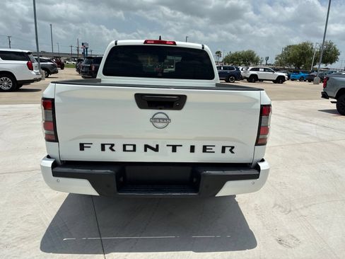 Used 2025 Nissan Frontier SV RWD image 4