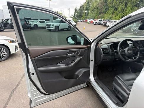 Used 2022 Nissan Rogue SL AWD/4WD image 9