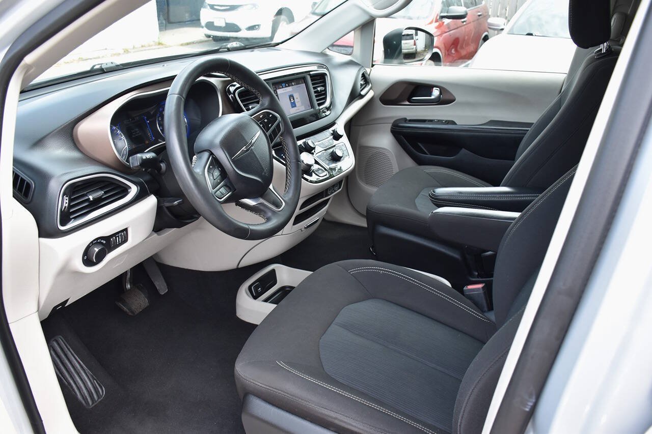 Used 2022 Chrysler Voyager LX FWD image 15