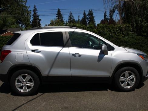 Used 2019 Chevrolet Trax LT w/ LT Convenience Package AWD/4WD image 12