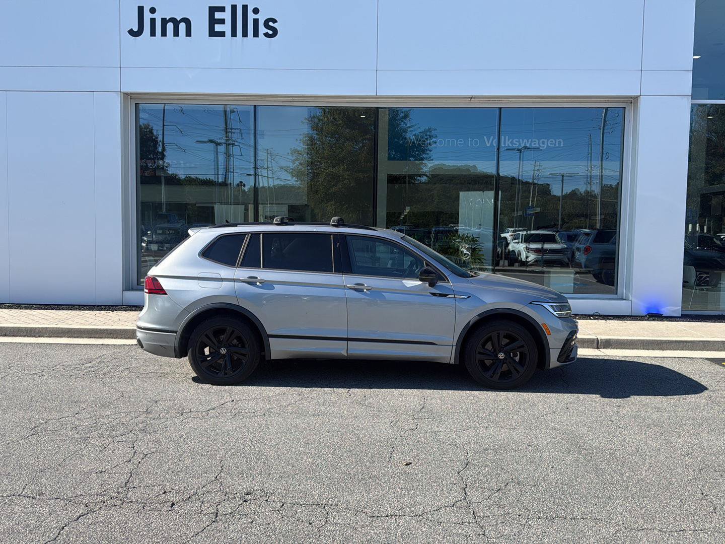 Used 2023 Volkswagen Tiguan SE R-Line FWD image 1