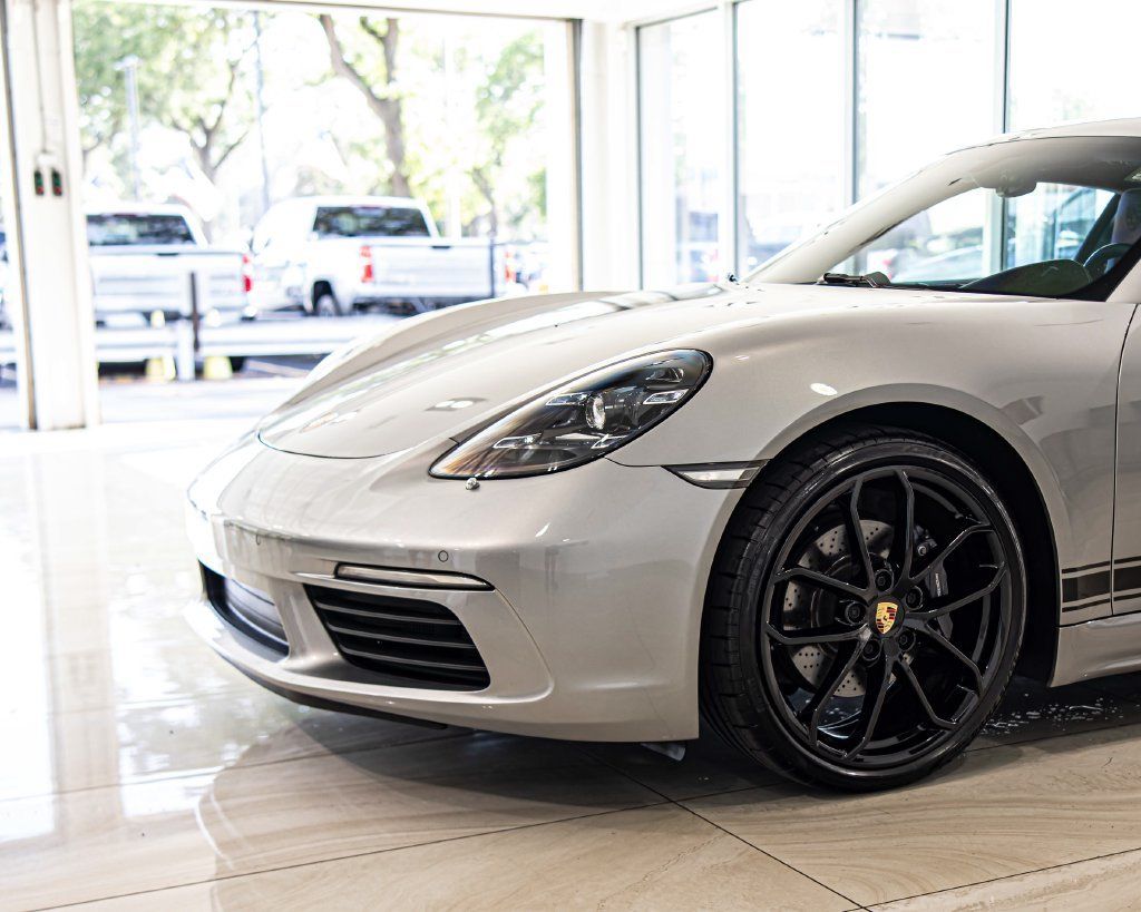 Used 2024 Porsche 718 Cayman RWD image 4