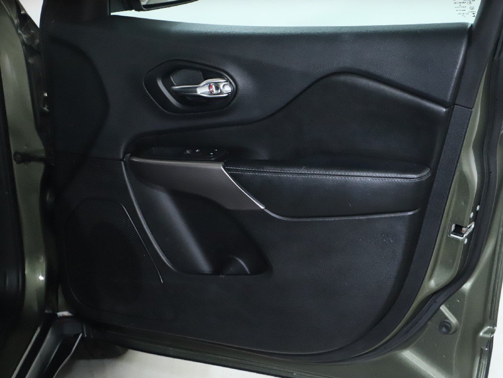 Used 2019 Jeep Cherokee Latitude w/ Popular Appearance Group AWD/4WD image 32