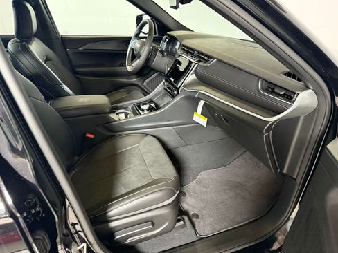 New 2025 Jeep Grand Cherokee Altitude image 16