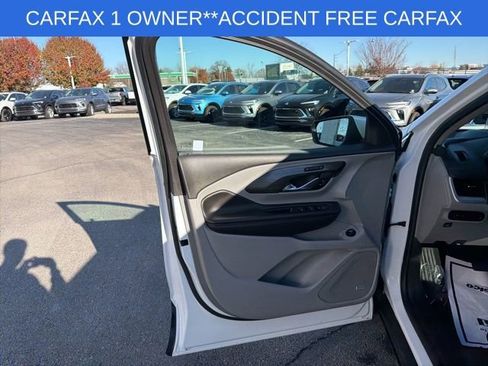 Used 2024 GMC Terrain SLT w/ Infotainment Package II image 23